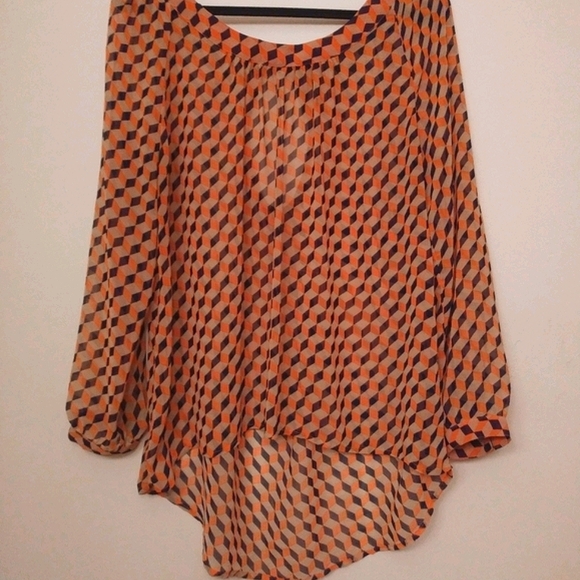 Geometric High-Low Blouse - Picture 2 of 6